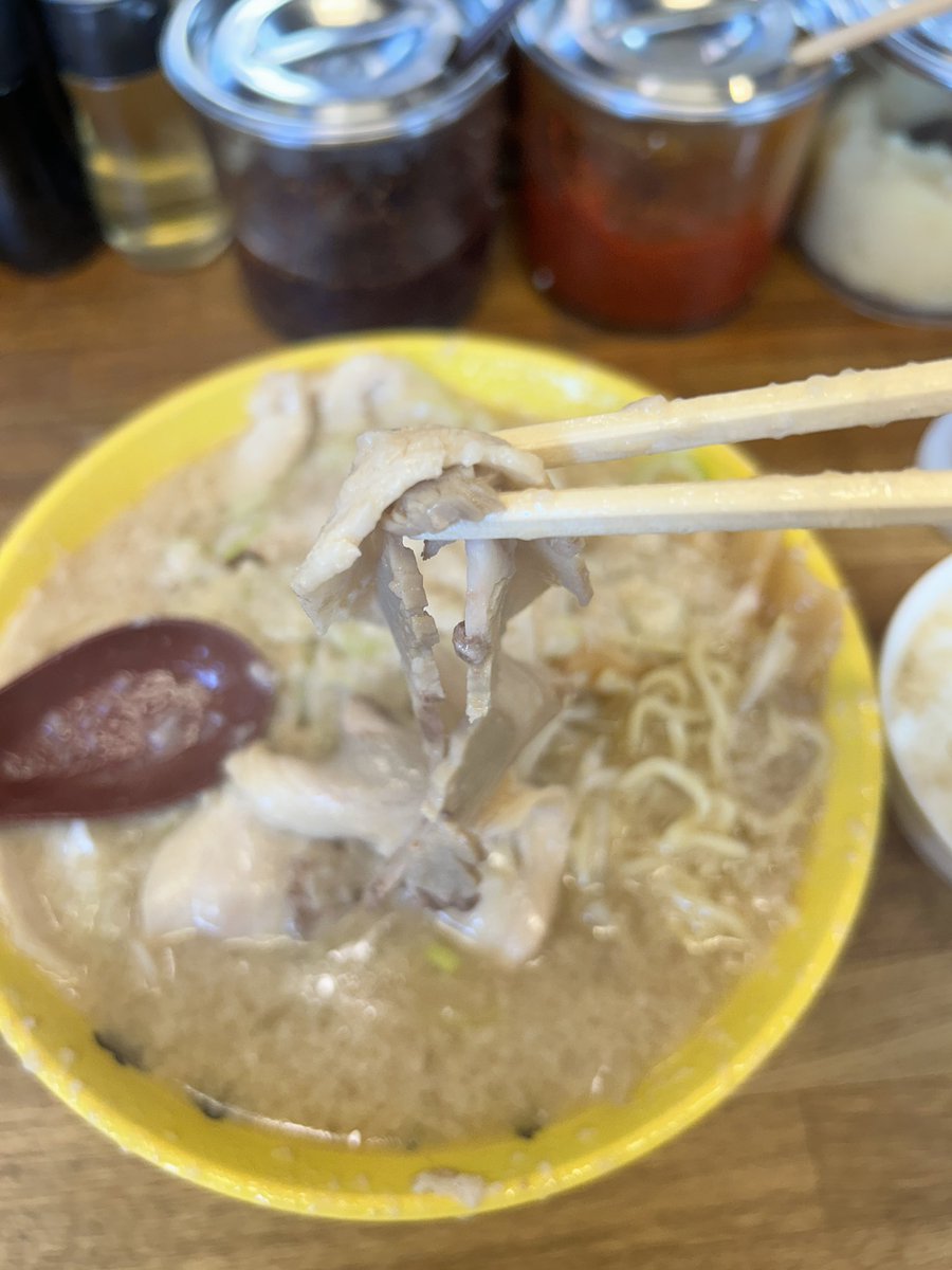 rawota2022's tweet photo. GWの遠征、門前仲町らーめん弁慶ﾁｬｰｼｭｰ麺ｱﾌﾞﾗｷﾞﾀｷﾞﾀです。
50年以上の歴史の老舗ﾁｬｯﾁｬ系は土佐っ子や元楽とも違った荒ぶるアブラの圧が麺の味すら包み込む。外国人ﾁｬｯﾁｬアブラの粒が細かすぎるのでもう少し大きい方が好み。豚はﾁｬｯﾁｬ系標準の激薄で味の入りは控えめ。 https://t.co/aB0Ny2z6un