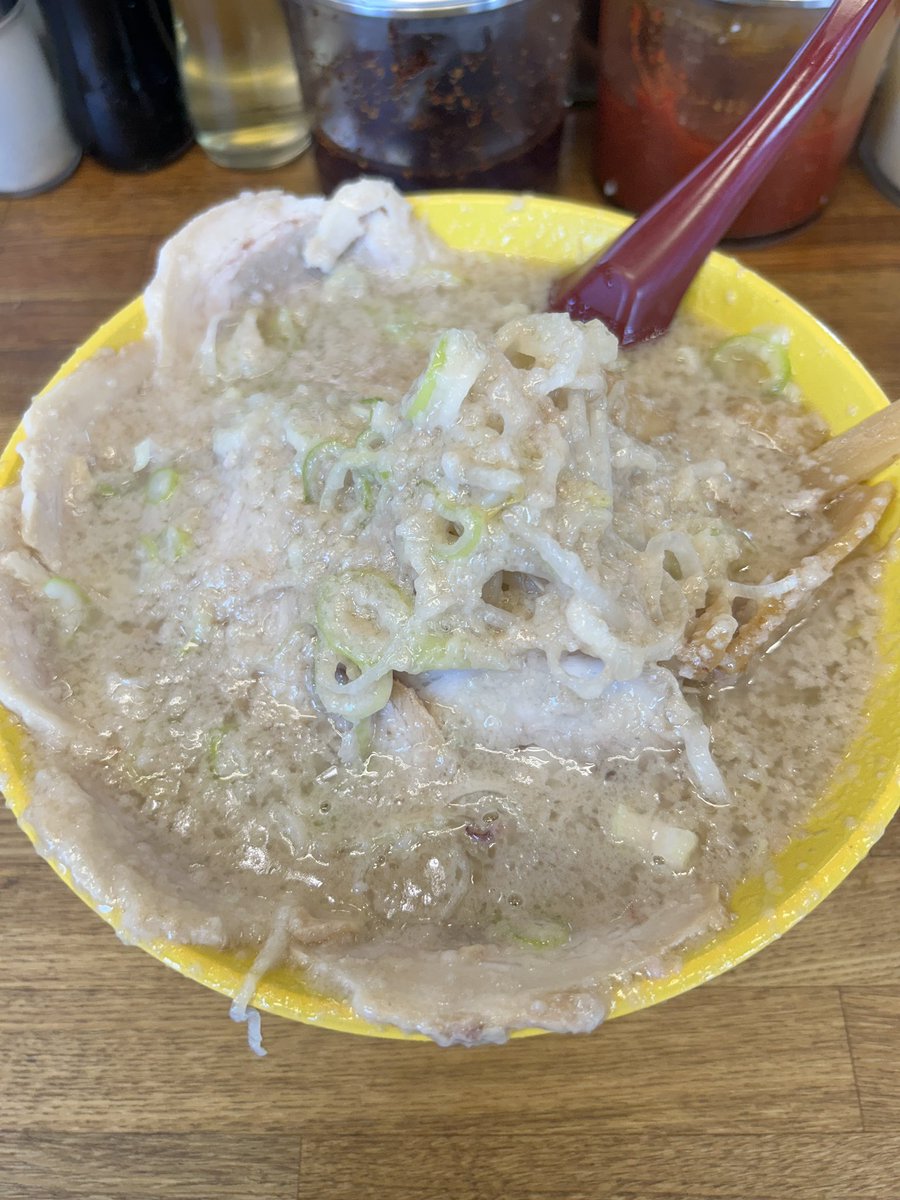 rawota2022's tweet photo. GWの遠征、門前仲町らーめん弁慶ﾁｬｰｼｭｰ麺ｱﾌﾞﾗｷﾞﾀｷﾞﾀです。
50年以上の歴史の老舗ﾁｬｯﾁｬ系は土佐っ子や元楽とも違った荒ぶるアブラの圧が麺の味すら包み込む。外国人ﾁｬｯﾁｬアブラの粒が細かすぎるのでもう少し大きい方が好み。豚はﾁｬｯﾁｬ系標準の激薄で味の入りは控えめ。 https://t.co/aB0Ny2z6un