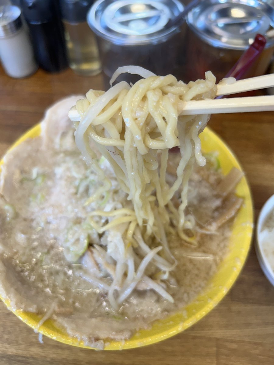 rawota2022's tweet photo. GWの遠征、門前仲町らーめん弁慶ﾁｬｰｼｭｰ麺ｱﾌﾞﾗｷﾞﾀｷﾞﾀです。
50年以上の歴史の老舗ﾁｬｯﾁｬ系は土佐っ子や元楽とも違った荒ぶるアブラの圧が麺の味すら包み込む。外国人ﾁｬｯﾁｬアブラの粒が細かすぎるのでもう少し大きい方が好み。豚はﾁｬｯﾁｬ系標準の激薄で味の入りは控えめ。 https://t.co/aB0Ny2z6un