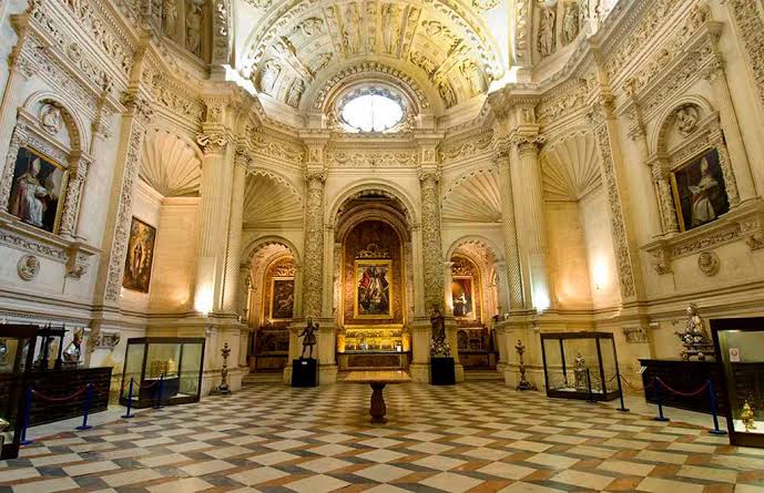 Esta es la catedral de sevilla. Esta cubierta con oro. Oro ROBADO en México. Oro robado con indígenas a los que les cortaban la nariz y las orejas por no traerles suficiente mineral a los RATEROS.
Nada más te recuerdo que si vas a rezar y pedir ayuda allí, le rezas al diablo. 😅