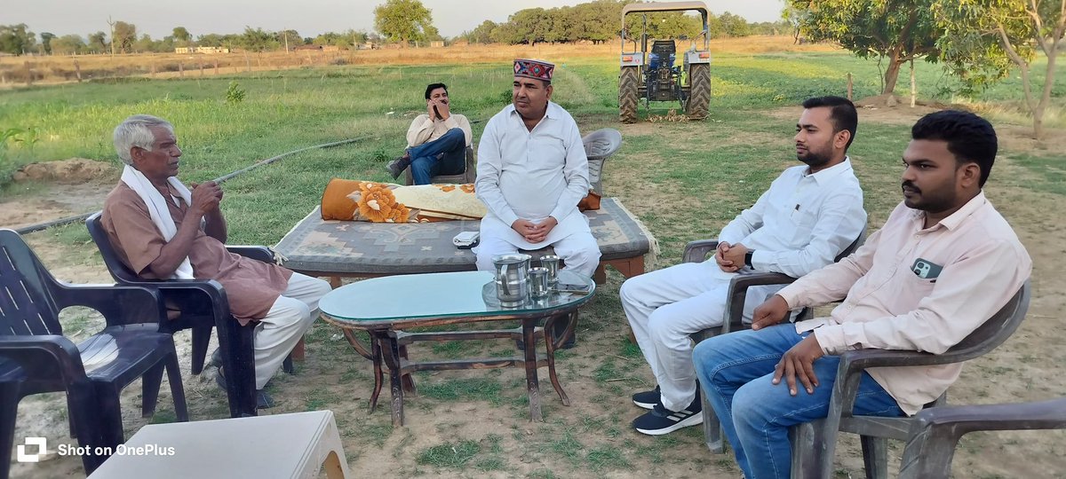 Amriteshdwived6's tweet photo. महाविद्यालय में मेरे प्रोफेसर रहे श्री #Dr_Sandeep_Kumar_Sharma जी के शुभ विवाहोपरांत उनके गृह ग्राम खोरबा स्थित निवास पर पूर्व सांसद आदरणीय श्री अजय प्रताप सिंह जी के साथ पहुच कर उनके परिवार को बधाई एवं शुभकामनाएँ प्रेषित किया! https://t.co/MO5PsBpnlm