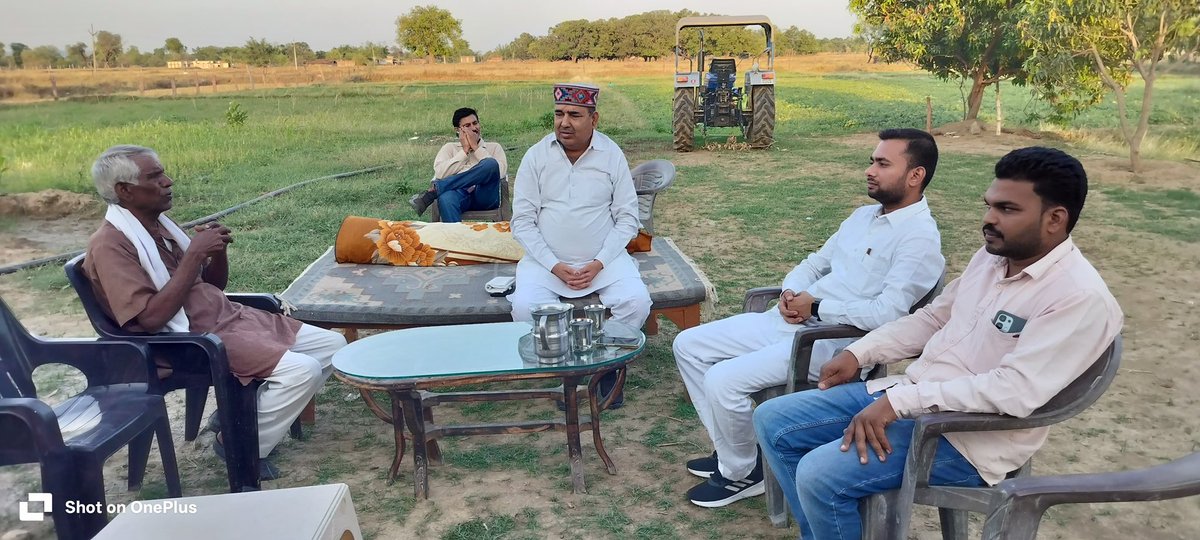 Amriteshdwived6's tweet photo. महाविद्यालय में मेरे प्रोफेसर रहे श्री #Dr_Sandeep_Kumar_Sharma जी के शुभ विवाहोपरांत उनके गृह ग्राम खोरबा स्थित निवास पर पूर्व सांसद आदरणीय श्री अजय प्रताप सिंह जी के साथ पहुच कर उनके परिवार को बधाई एवं शुभकामनाएँ प्रेषित किया! https://t.co/MO5PsBpnlm