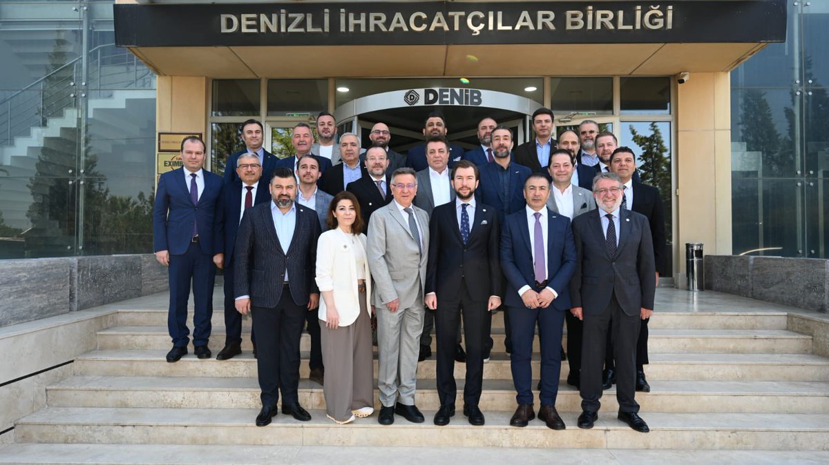 DenibDenizli's tweet photo. Denizli Ticaret Odası Yönetim Kurulu Başkanı Uğur Erdoğan, Meclis Başkanı Salih SARIKAYA ve Yönetim Kurulu Üyeleri, Denizli İhracatçılar Birliği’ni ziyaret ederek DENİB Başkanımız Osman Uğurlu ve oluşan yeni yönetim kuruluna hayırlı olsun dileklerini iletti. 

Ziyaret kapsamında, Denizli iş dünyasının mevcut durumu, küresel ekonomik gelişmelerin ihracata ve ekonomiye etkileri ve kurumlar arası iş birliğinin önemi üzerine değerlendirmelerde bulunuldu. 

Söz konusu ziyarette Başkanımız Osman Uğurlu’nun yanısıra Başkan Yardımcılarımız Sedat Erikoğlu ve Cüneyt Demirkan, Yönetim Kurulu Üyelerimiz Süreyya Çalışkan, Celil Kılınç, Nuri Alper Kabukçu, Denetim Kurulu Üyelerimiz Kaan Şanlıkan, Atilla Özdemir ve Bekir Serdar Mutlubaş yer aldı. 

Ziyaret, karşılıklı iyi niyet temennileri ve iş birliğinin artırılmasına yönelik görüş alışverişi ile sona erdi.