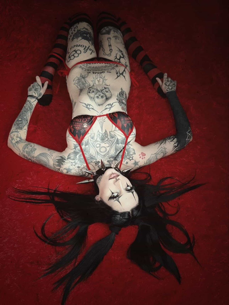 circusrustdoll's tweet photo. Which aesthetic are you? ♥️🖤🍬💕🎟️🍭 #clowncore https://t.co/04wDdi7aLP