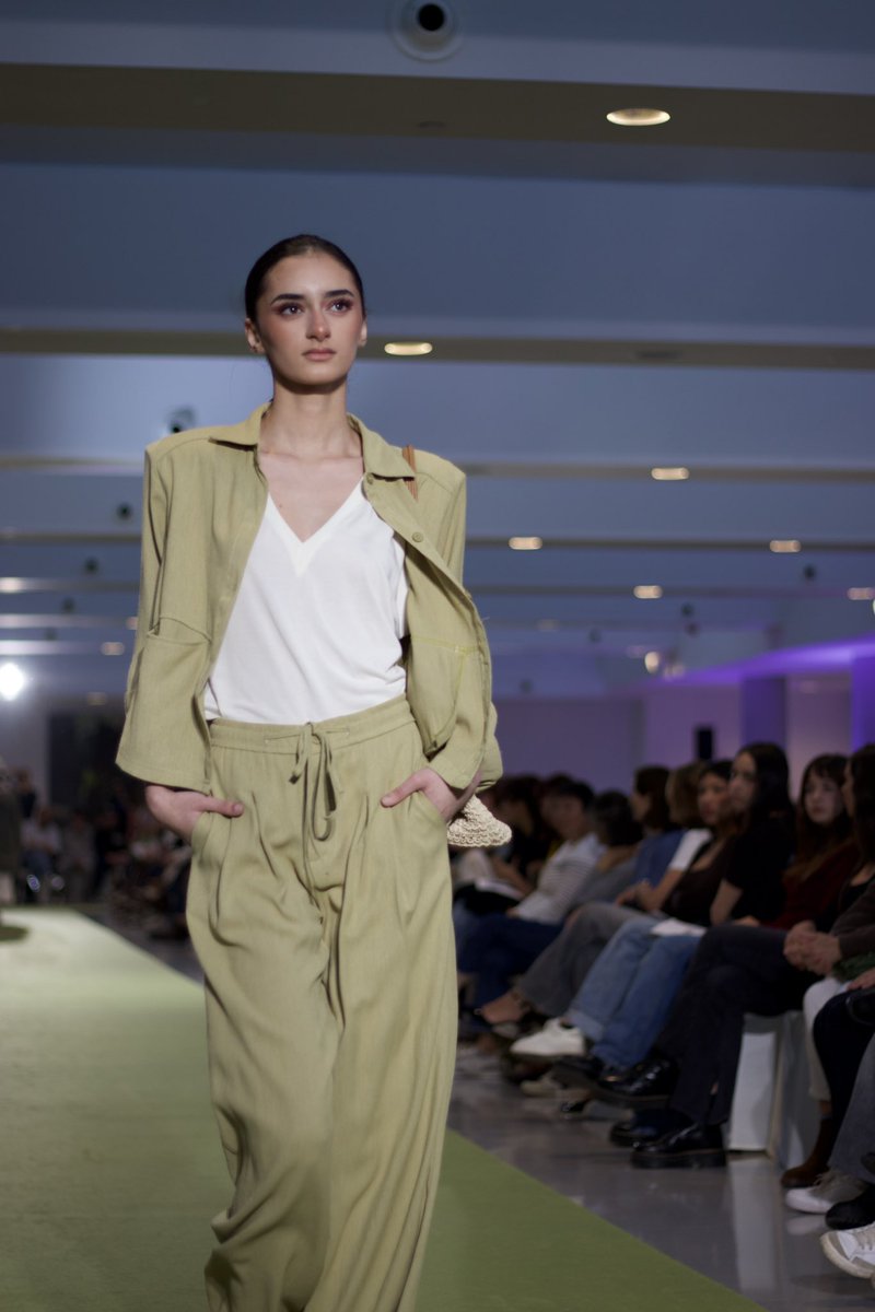 pasarelagon's tweet photo. Este año, de la mano de Inma Barbero, vicepresidenta de @gasteizon , el jurado ha otorgado el premio a la modelo con mayor proyección a 𝐘𝐚𝐬𝐦𝐢𝐧𝐚 𝐙𝐚𝐧𝐧𝐨𝐮𝐭𝐢 

Ha recibido un trofeo, un ramo gracias a @goyafloristas 💐 y una tarjeta “Regala Gasteiz”

ZORIONAK!!!! https://t.co/PTK4SnblSc