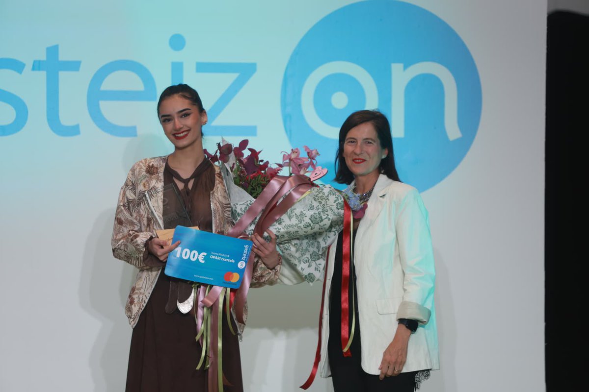 pasarelagon's tweet photo. Este año, de la mano de Inma Barbero, vicepresidenta de @gasteizon , el jurado ha otorgado el premio a la modelo con mayor proyección a 𝐘𝐚𝐬𝐦𝐢𝐧𝐚 𝐙𝐚𝐧𝐧𝐨𝐮𝐭𝐢 

Ha recibido un trofeo, un ramo gracias a @goyafloristas 💐 y una tarjeta “Regala Gasteiz”

ZORIONAK!!!! https://t.co/PTK4SnblSc