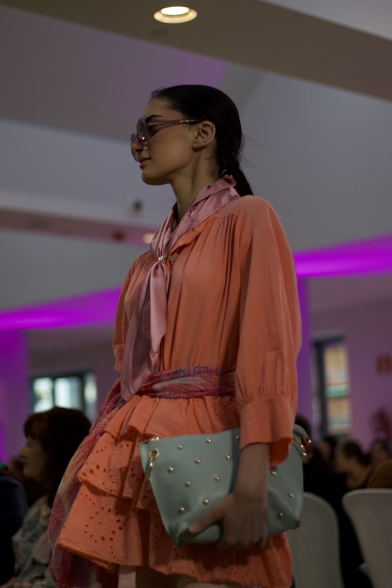 pasarelagon's tweet photo. Este año, de la mano de Inma Barbero, vicepresidenta de @gasteizon , el jurado ha otorgado el premio a la modelo con mayor proyección a 𝐘𝐚𝐬𝐦𝐢𝐧𝐚 𝐙𝐚𝐧𝐧𝐨𝐮𝐭𝐢 

Ha recibido un trofeo, un ramo gracias a @goyafloristas 💐 y una tarjeta “Regala Gasteiz”

ZORIONAK!!!! https://t.co/PTK4SnblSc