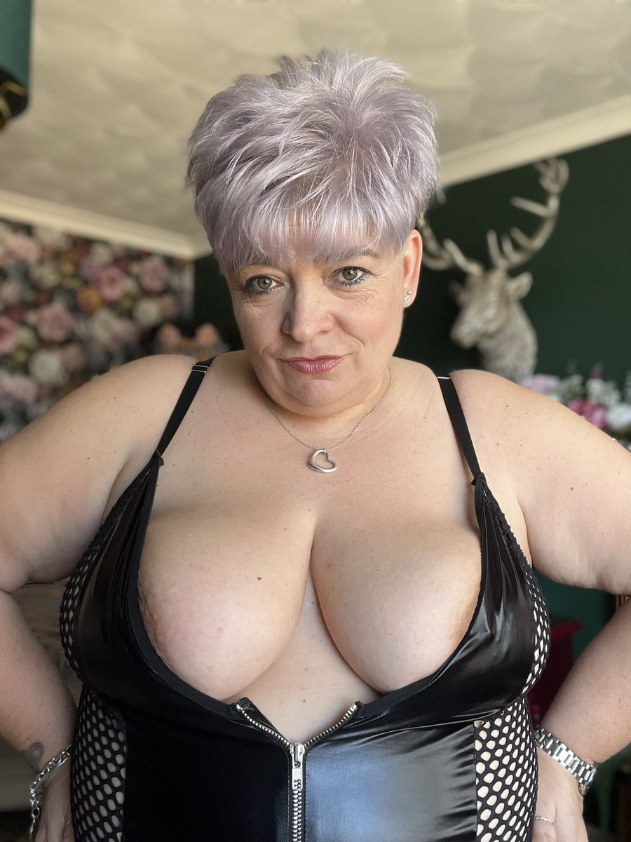 Mistresschloe tweet media