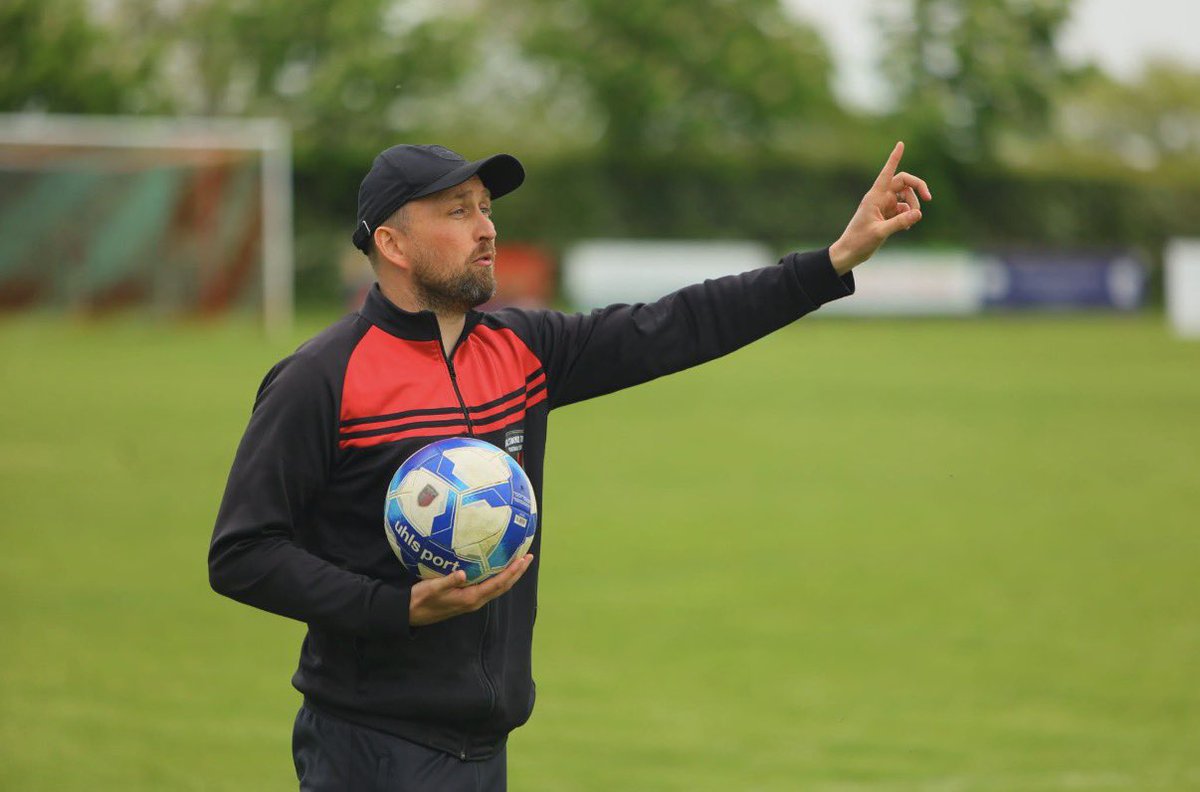 Earlswood Town FC tweet media