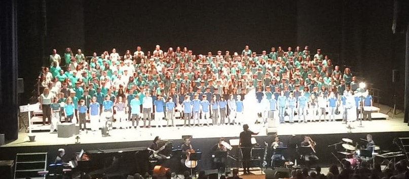 somMaragall's tweet photo. Gràcies als nostres alumnes de 5è per fer de la Cantània d’ahir un èxit total. Us heu deixat la pell i "L'últim Rellotge" ha sortit molt,  molt i molt bé. Esteu fetes unes artistes! 
Gràcies als músics🎹i a l'equip de Cantània per regalar-nos aquesta experiència única.  🙂😄 https://t.co/pyEGe4xoWB