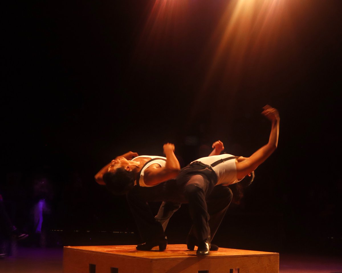 DanzaUNAM's tweet photo. ¿Cómo suena la nostalgia? Hip Folk presenta una pieza que une la tradición de las danzas mexicanas con el reggaetón y la cumbia para contar una historia real de migración.

🗓️ 22, 23 y 24 de mayo
📍 Salón de Danza UNAM
🎫 Entrada libre https://t.co/oBpMQLsKaw