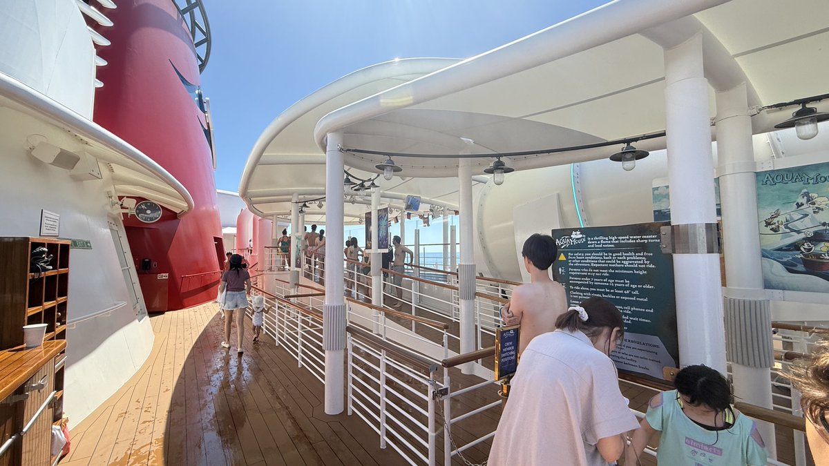 mickeynet014's tweet photo. 🚢ディズニー・ウィッシュ
4日目は海上日ということもあり、プールデッキには大勢の人。

天気がいいのでプール日和ですね✨

アクアマウスは比較的空いてました🛟

#ディズニーウィッシュ #ディズニークルーズ #DCL #MNDCL https://t.co/t3gf7xlRzN