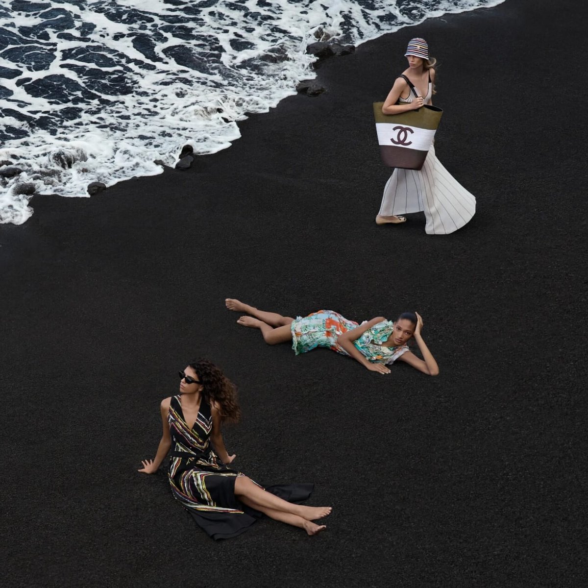 LaModeUnknown's tweet photo. I'm so incredibly OBSESSED with the campaign of ✨️Chanel✨️ by Matthieu Blazy, Coco Beach 2026 in the lens of Julien Martinez Leclerc.🪡 https://t.co/ZLeaH3BkQH
