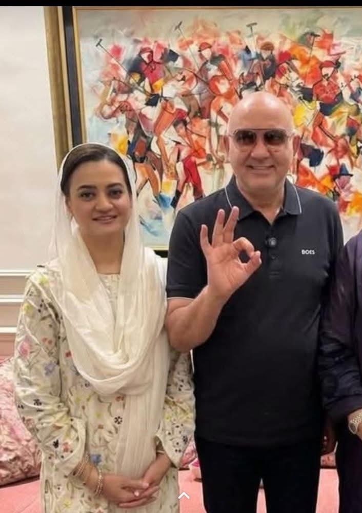 مریم اورنگزیب کو ساتھ کھڑا کر کے یہ کیسے گندے اشارے کر رہا ہے۔
آخر یہ کیا بتانا چاہ رہا ہے۔؟