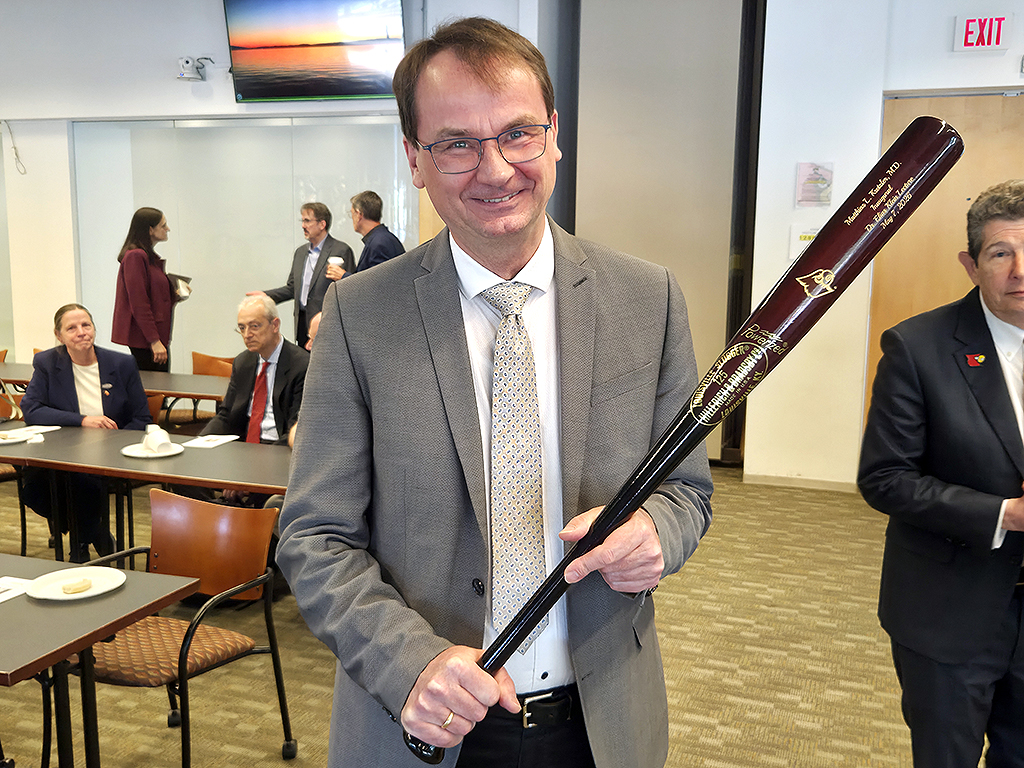 UofLMedicine's tweet photo. We were honored to welcome Dr. Matthias Kretzler from @umichmedicine/@UMichKidney to deliver a very special @uofl Medicine Grand Rounds featuring the Inaugural Dr. Elias Klein Lecture presented by @UofLKidney. A great talk to honor a #CardForever legend in Dr. Elias Klein! https://t.co/LZA30HrIyL