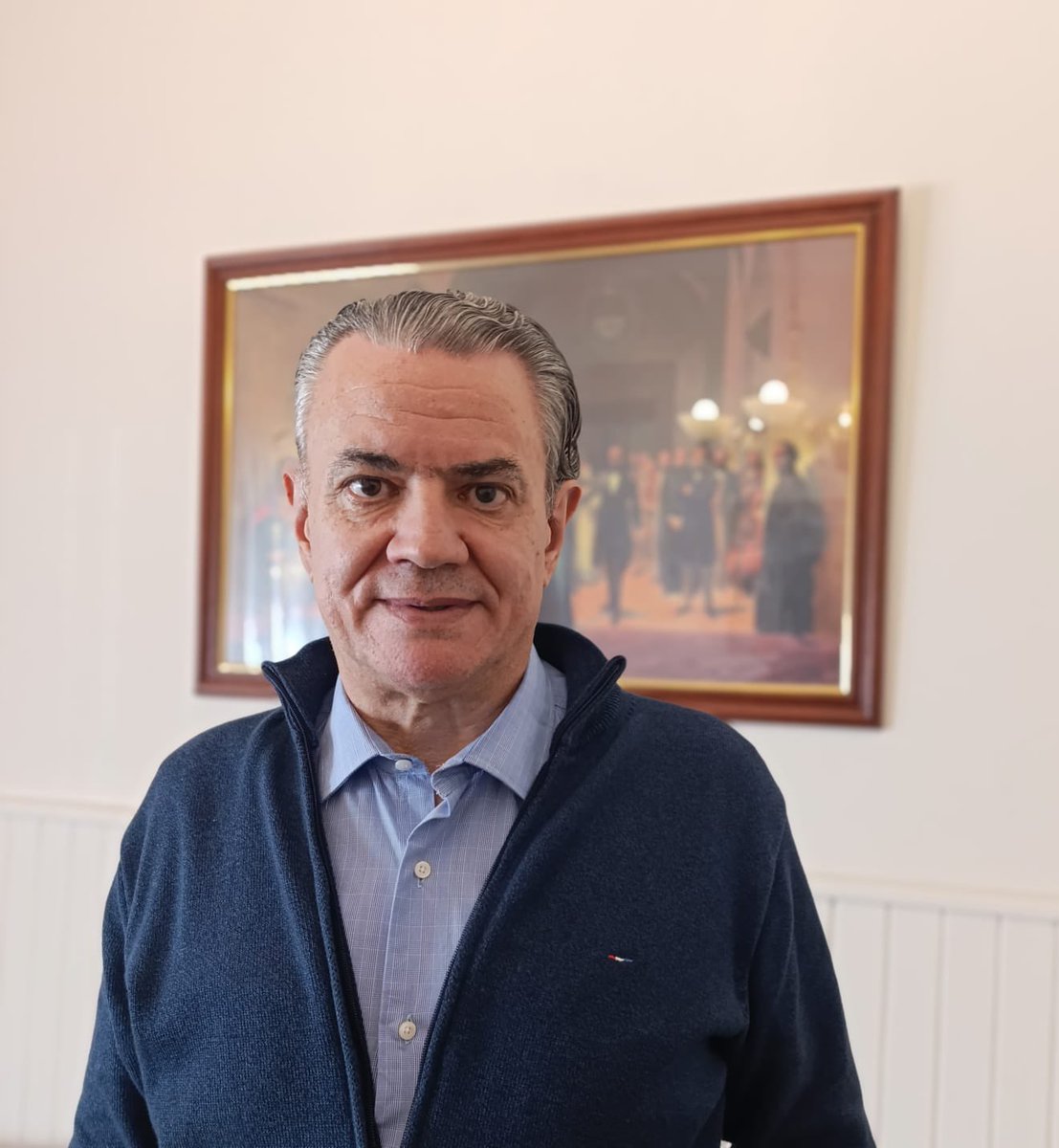 mariogaloppo's tweet photo. Unidos. El socialismo le cierra la puerta de la coalición de gobierno a los libertarios. Para @rubengalassi “la concepción de gobierno que tenemos en Unidos no tiene nada que ver con la de los libertarios. Podemos dar varios ejemplos: las medidas adoptadas para asistir a los trabajadores estatales para poder afrontar sus deudas, la inversión en educación, en obra pública, en rutas, en salud pública contrastan con lo que vemos a nivel nacional donde el estado se retira prácticamente de todas sus responsabilidades. Un hospital como el de Rafaela no lo veo que esté en los planes del gobierno libertario”, señaló. “Creo que en lo único que podemos coincidir con los libertarios es en que hay que ordenar la economía, que la macro tiene que estar ordenada, que un país tiene que funcionar con equilibrio fiscal”.  Además, advirtió sobre “una creciente actitud autoritaria y violenta” del gobierno nacional y sostuvo que “la violencia verbal de un presidente, que es simbólica, en algún momento se puede transformar en real. Lo hemos vivido, y eso me preocupa”, agregó. Galassi también dijo que “al gobierno de Pullaro lo critican por igual libertarios y kirchneristas. Sin dudas, a esos dos extremos les molesta que en Santa Fe haya una propuesta distinta”, sostuvo el legislador.