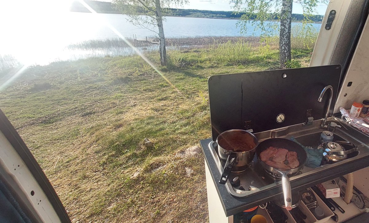nextlevelofme's tweet photo. Vad blir för mat..
Bruna bönor fläsk å korv.
Samt en helt ok utsikt.
Kan bli en bastu ha rastat MiniDraken.. https://t.co/VBLMShWoYd