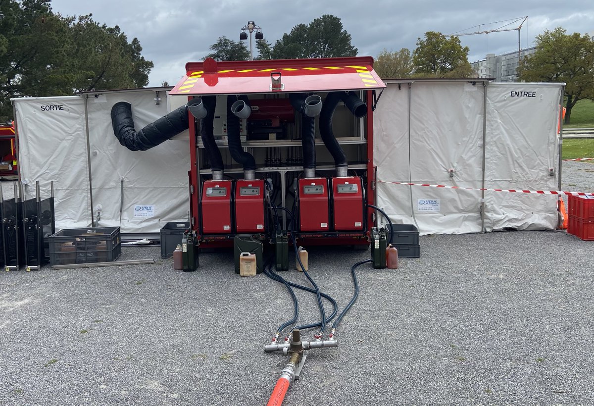 DMC_y_NBQ's tweet photo. Cuando tienes un módulo de descontaminación NRBQ para la población hay que entrenar. Tanto para la parte logística de funcionamiento como para aguantar en el EPI  (categoría III - tipo 3).
Y para eso tener “algunos contaminados”. https://t.co/U7EkyVo6nx
