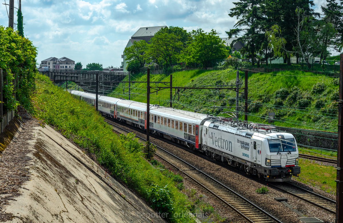 La #BR193 - 414 (aka les #Vectron)  accompagnée des voitures i10 de la #SNCB faisant des tests d’homologation en 1500v entre #Vierzon et #LesAubrais !
Sur cette photo, elle passe tout près du technicentre d’#Orléans pour passer le souterrain et rejoindre LAB Relais Nord !