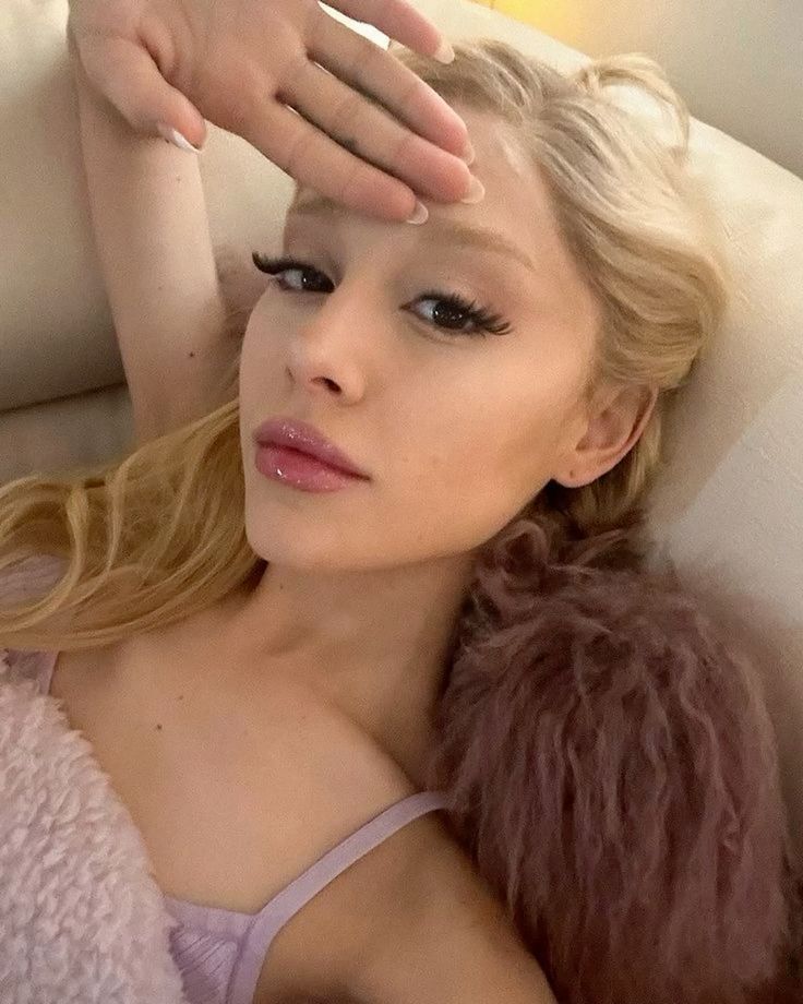 Candy__Necklace's tweet photo. Desde que a Ariana Grande deixou de ser loira a gente nunca mais teve fotinhas assim né... https://t.co/32RNaRn5XM
