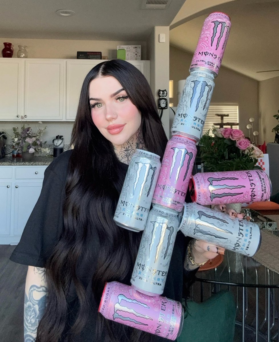 I cannot believe I am officially SPONSORED BY <a href="/MonsterEnergy/">Monster Energy</a> what a dream come true honestly. I’m so excited to be apart of the family 💚 

<a href="/MonsterGaming/">Monster Energy Gaming</a> #MonsterEnergy #MonsterGaming