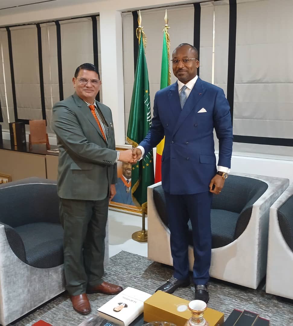CooperationCG's tweet photo. L’Ambassadeur de l’Inde au Congo, SEM Madan-Lal Raigar a été reçu en audience ce 07 mai par M. Denis Christel Sassou Nguesso avec qui il a fait le point de la coopération bilatérale. 

Cette rencontre a été l’occasion pour le diplomate indien de présenter au ministre le « India - Africa Forum Summit » et de lui remettre officiellement son invitation à ce grand rendez-vous qui réunira plusieurs Chefs d’État et membres de gouvernement en provenance de tous les pays d’Afrique. 

Ce sommet de haut niveau est prévu pour le 31 mai à New Delhi, autour du thème : « Partenariat stratégique Inde-Afrique pour l’innovation, la résilience et la transformation inclusive ». Il vise à renforcer les partenariats dans divers secteurs, notamment le commerce, les technologies numériques et la coopération au développement.