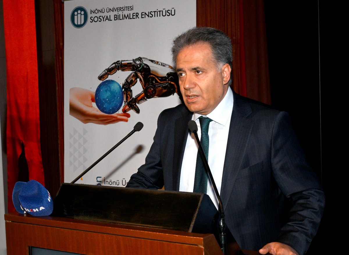inukurumsal's tweet photo. 📢 Üniversitemiz Sosyal Bilimler Enstitüsü tarafından düzenlenen “İnönü Üniversitesi Uluslararası Sosyal Bilimler Kongresi (İSKON)” açılış programı gerçekleştirildi.

“Yapay Zeka” temasıyla düzenlenen kongrenin açılış programına, Adli Yargı Adalet Komisyon Başkanı Türker Türkoğlu, Rektörümüz Prof. Dr. Nusret Akpolat, Rektör Yardımcımız Prof. Dr. Mehmet Sağlam, Yıldız Teknik Üniversitesi Rektör Yardımcısı Prof. Dr. Vatan Karakaya, Marmara Üniversitesi İletişim Fakültesi Dekanı ve İnönü Üniversitesi Rektör Danışmanı Prof. Dr. Mehmet Emin Babacan, Malatya Büyükşehir Belediye Başkan Danışmanı Mehmet Fatih Güven, akademik ve idari personel ile çok sayıda öğrenci katılım sağladı.

Sosyal bilimlerin farklı alanlarından akademisyenler ve araştırmacıların bir araya geldiği kongrede, yapay zekânın geçmişi, bugünü ve toplumsal etkileri ele alındı.

7-9 Mayıs 2026 tarihleri arasında devam edecek kongrede yapay zekânın toplumsal, kültürel ve akademik etkileri çeşitli oturumlarla değerlendirilecek.

#İnönüÜniversitesi
@RektorAkpolat
