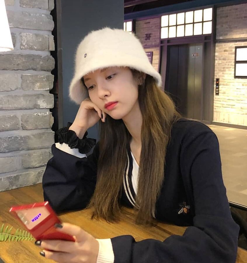 foryou_945's tweet photo. 디여나
넌 조아하는 사람 있어?
                                                                          ...강아지 같고
                                                         눈썹 찐하고 잘생겼는데
                                                             빵 좋아하는 사람이요 https://t.co/KRl6gsAQ7q