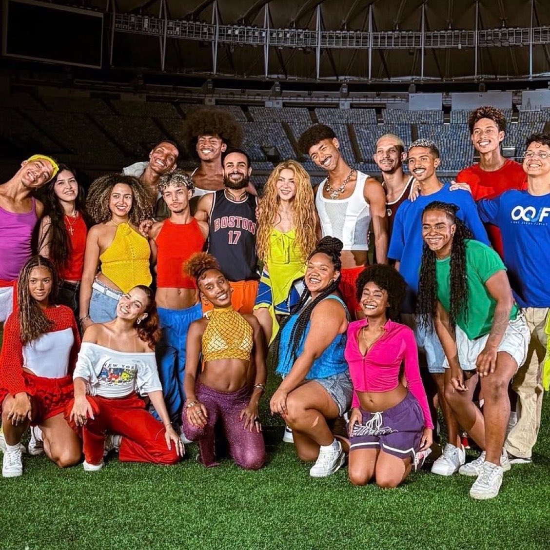 Shakira com Raphael Vicente e o grupo “Dance Maré” durante a gravação do vídeo de “Dai Dai”, no Maracanã, Rio de Janeiro.