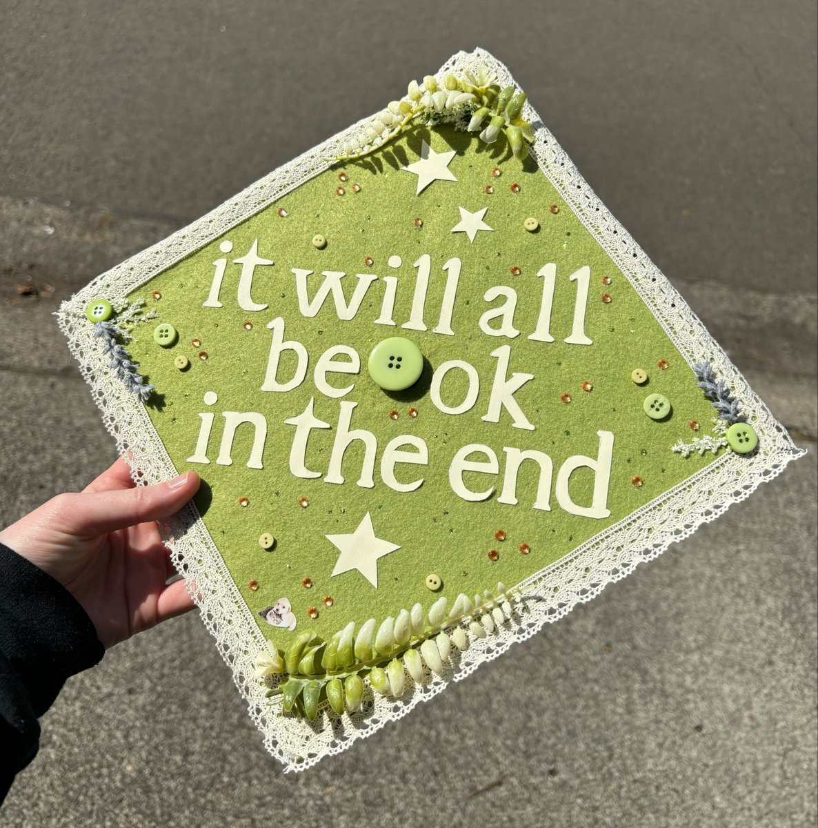 urbuddyoliver's tweet photo. PORTER ROBINSON GRAD CAP!!! GRADUATING IN A FEW DAYS YIPPEE https://t.co/b2l9RrpoOw
