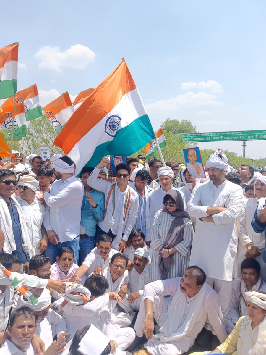 जब जब जुल्मी जुल्म करेगा सत्ता के गलियारों से, 
चप्पा चप्पा गूंज उठेगा इंकलाब के नारों से...!
खलघाट में आज सिर्फ चक्काजाम नहीं हुआ…
यह किसानों के दर्द, आक्रोश और हक की आवाज़ है । 
खलघाट 
<a href="/SYadavMLA/">Sachin Subhashchandra Yadav</a> <a href="/UmangSinghar/">Umang Singhar</a> <a href="/surendrasbaghel/">Surendra Singh Baghel</a>