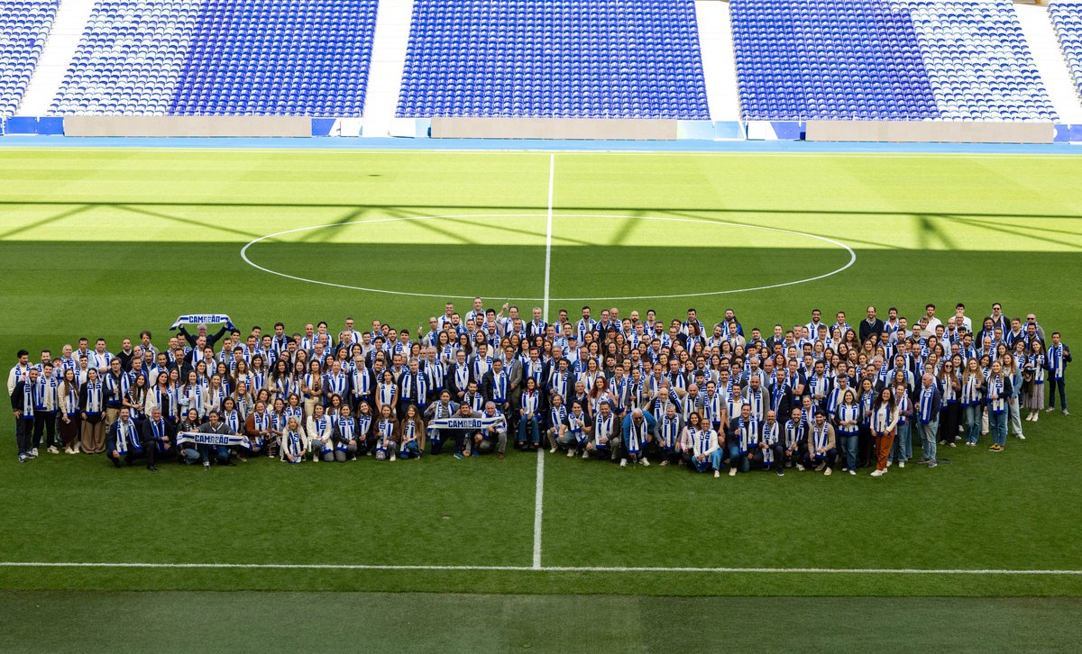 #ConseguimosJuntos 💙 Os colaboradores do FC Porto brindaram ao 31 🏆🥂