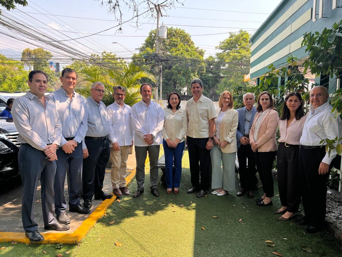EmbEspHonduras's tweet photo. Esta mañana, el embajador de España se reunió con la Gobernadora de Cortés y miembros de la Asociación  Cuerpo Consular Sampedrano con quienes mantuvo un primer encuentro para estrechar vínculos e impulsar la cooperación con actores regionales. #ESenHN https://t.co/dQ63Cz8H5L