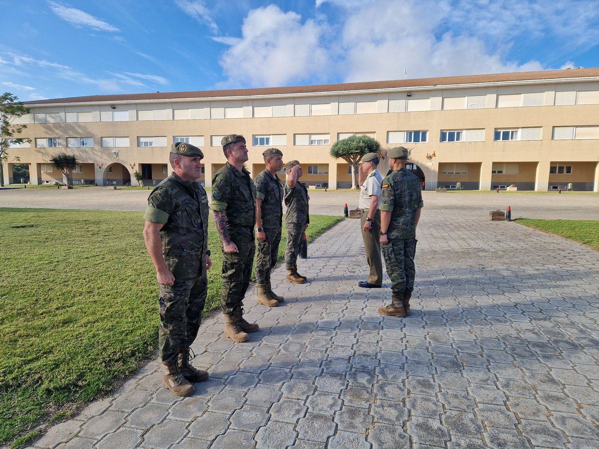COMGEBAL_ET's tweet photo. El general jefe de #COMGEBAL ha visitado las unidades del @EjercitoTierra ubicadas en Menorca, con motivo de su primer visita institucional a la isla.
@MCANA_ET @IHyCM_ET @IGE_ET #MAPER https://t.co/KZedDlm29P