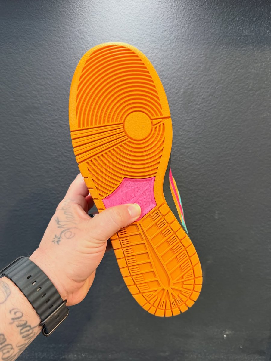 FIRST LOOK: Nike SB Dunk Low "South Beach" ☀️🏖️

🗓️ Summer 2026