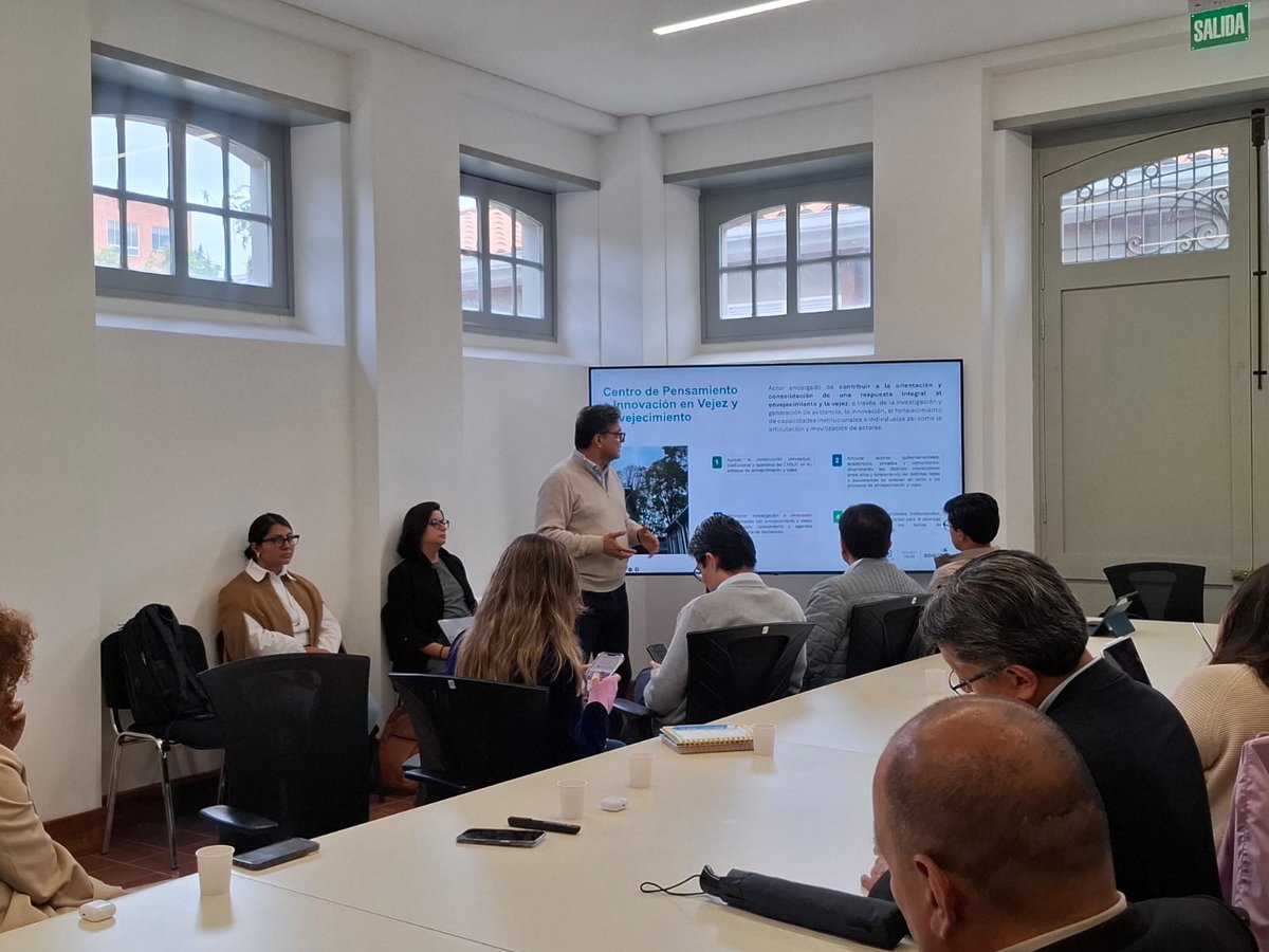 SectorSalud's tweet photo. En el Complejo Hospitalario San Juan de Dios, lideramos el Diálogo Intergeneracional e Intersectorial por el Envejecimiento y la Vejez, un espacio que reunió voces de la academia, sociedades científicas e instituciones para fortalecer el Centro de Pensamiento e Innovación para el Envejecimiento y la Vejez.

Así construimos #MASBienestar.
