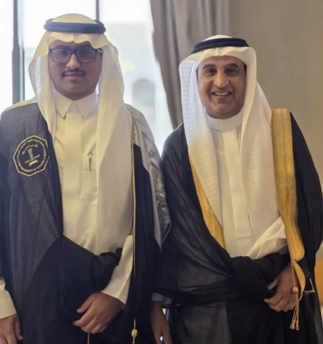 نتقدم بالتهنئة للأستاذ سامي عطية نصار اللقماني بمناسبة تخرج ابنه المهندس فيصل من جامعة الملك فهد للبترول والمعادن وحصوله على مرتبة الشرف
سائلين الله له دوام التوفيق والنجاح وأن ينفع به دينه ومليكه ووطنه
الف الف مبروك