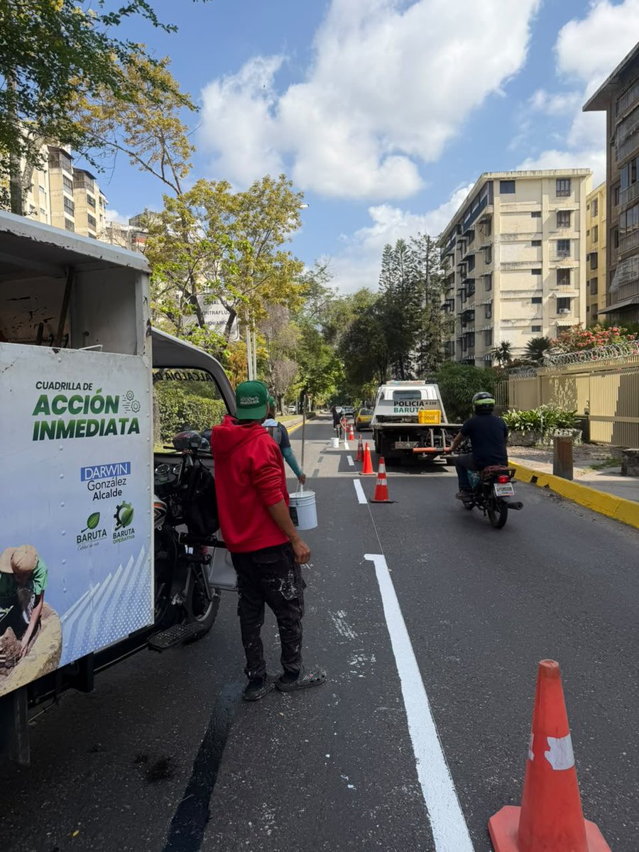 AlcaldiaBaruta's tweet photo. ¡Feliz tarde baruteños! 🍃
Las cuadrillas de #AcciónInmediata se encuentran realizando labores de:
🚦Demarcación vial:
📍Urb. #ElCafetal
📍Urb. #LasMercedes
🚧Bacheo:
📍Urb. #LaTrinidad
🍃Desmalezado:
📍Urb. #ColinasDeValleArriba https://t.co/dqAINzsrLY