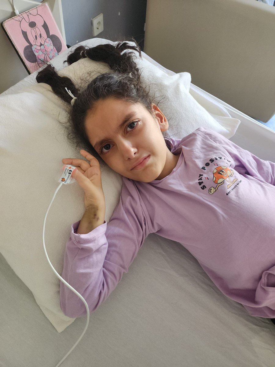 gokan_75's tweet photo. Yasmin daha oyuncaklarıyla büyümesi gereken küçücük bir çocukAma bugün hayatla mücadele ediyorBir annenin çaresizliği her geçen gün biraz daha büyüyorBu sesi duyun ve Yasmin için geç kalmayın #KimBuYasmin https://t.co/gsd0Lr1fQw