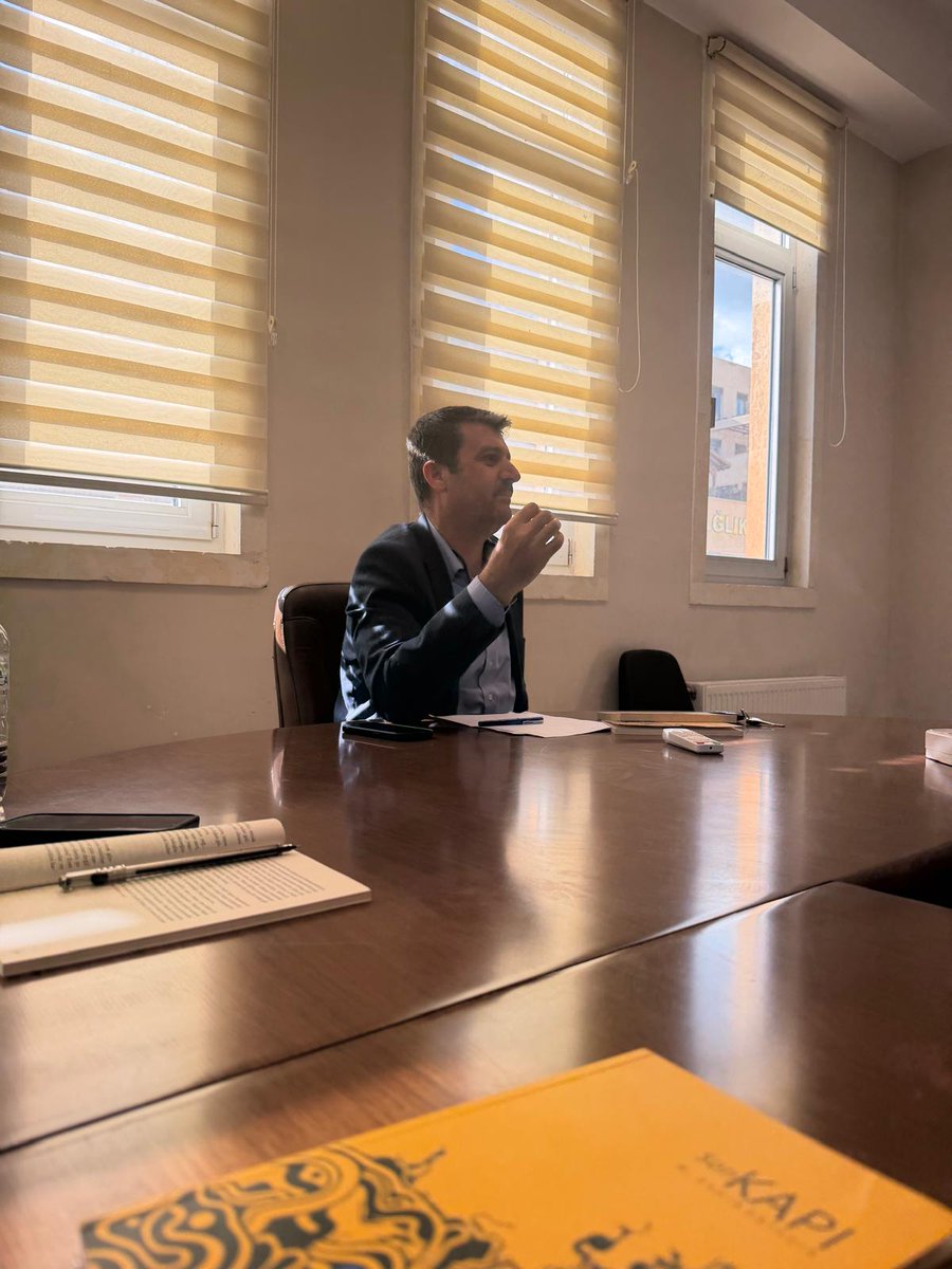 HasbelkaderT's tweet photo. Kürt dili ve edebiyatı bölüm başkanı M. Zahir Ertekin hocamızın " Son Kapı " adlı kitabının kitap tahlilini gerçekleştirdik.
@ibrahimozcosar 
@mardinartuklu 
@kasim_elalmis_ https://t.co/tZoXgVjwmD