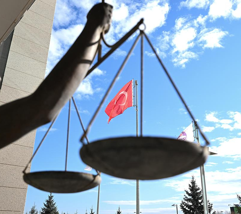 Adalet Bakanı Akın Gürlek:

Gördüğüm en büyük problem, yargılamaların gecikmesi.

Bir boşanma davası 12 yıl sürmez, bir kira tahliye davası 4 yıl sürmez. Bir hâkim kiracı olsaydı, dava açsa kendi davasına yıllarca bakar mıydı?

Bir hâkim veya savcı hedef süreyi aşıyorsa ve