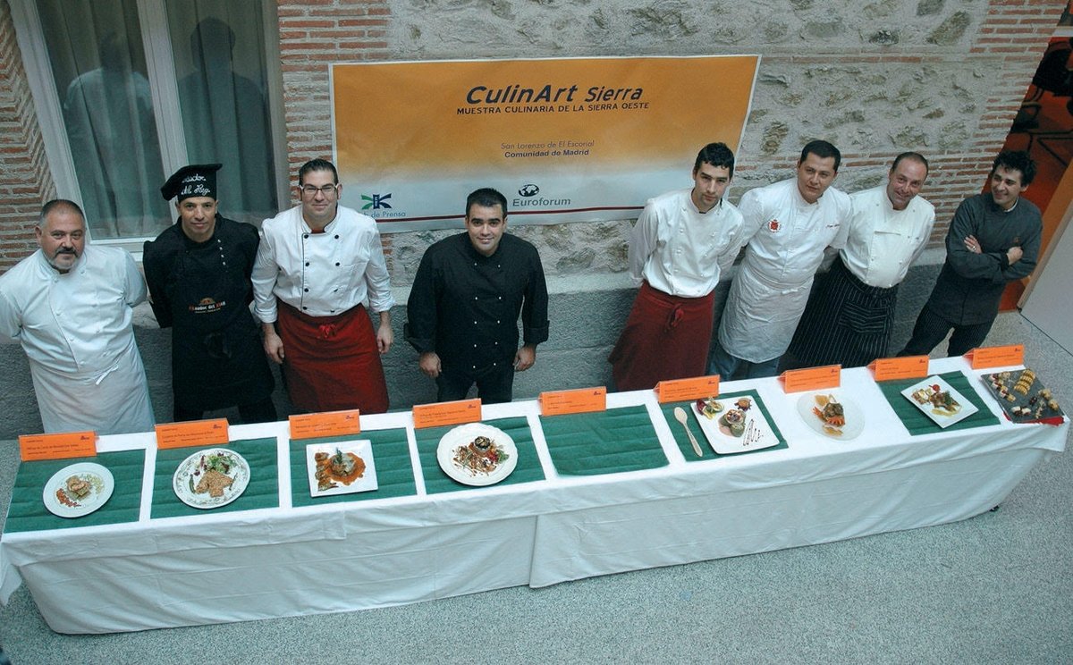 KyKClub's tweet photo. CulinArt Sierra Oeste, la Muestra Culinaria de la Sierra Oeste de Madrid, vuelve a Robledo de Chavela el 5 de junio de 2026, de la mano del Club de Prensa K y K.
Con esta foto arrancó el certamen en San Lorenzo de El Escorial en 2009. https://t.co/pSC2OoN7xu