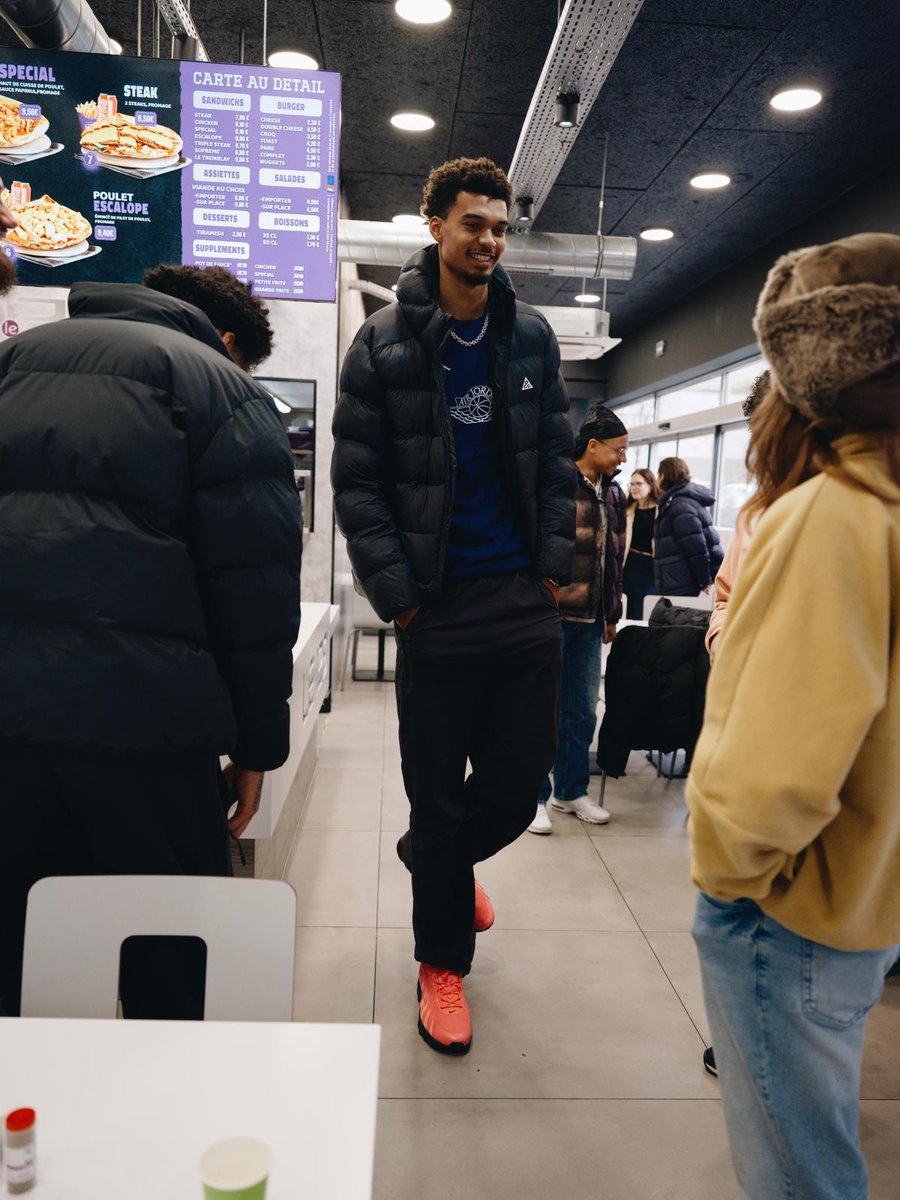 Heskicks tweet media