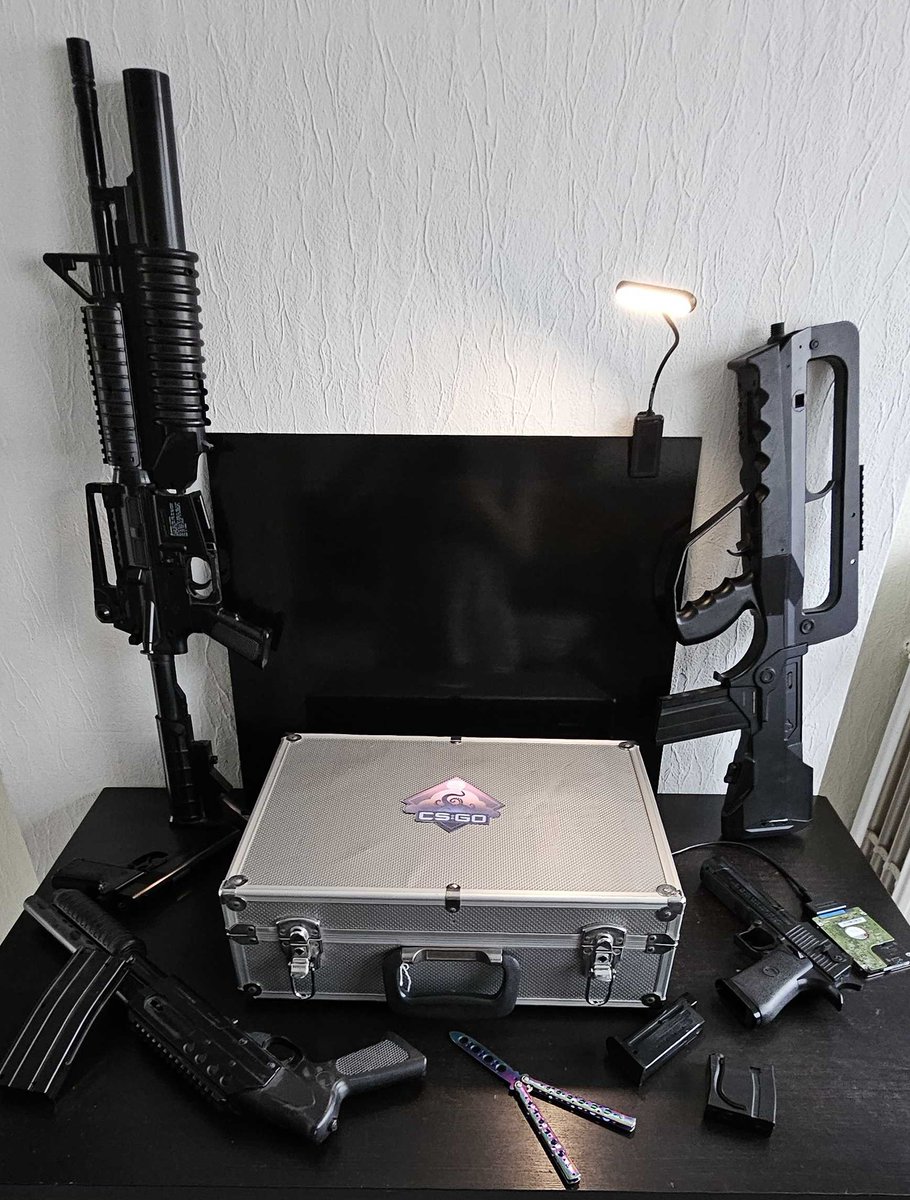 Kingkasma12's tweet photo. I think someone stole the birthday cake?!
Do you know who stole the cake?
- > There is something strange with my dream and nightmare case, maybe there will be hints into it?
Happy birthday hellcase!
@hellcase #Hellcasebirthday https://t.co/75HOnBsibr