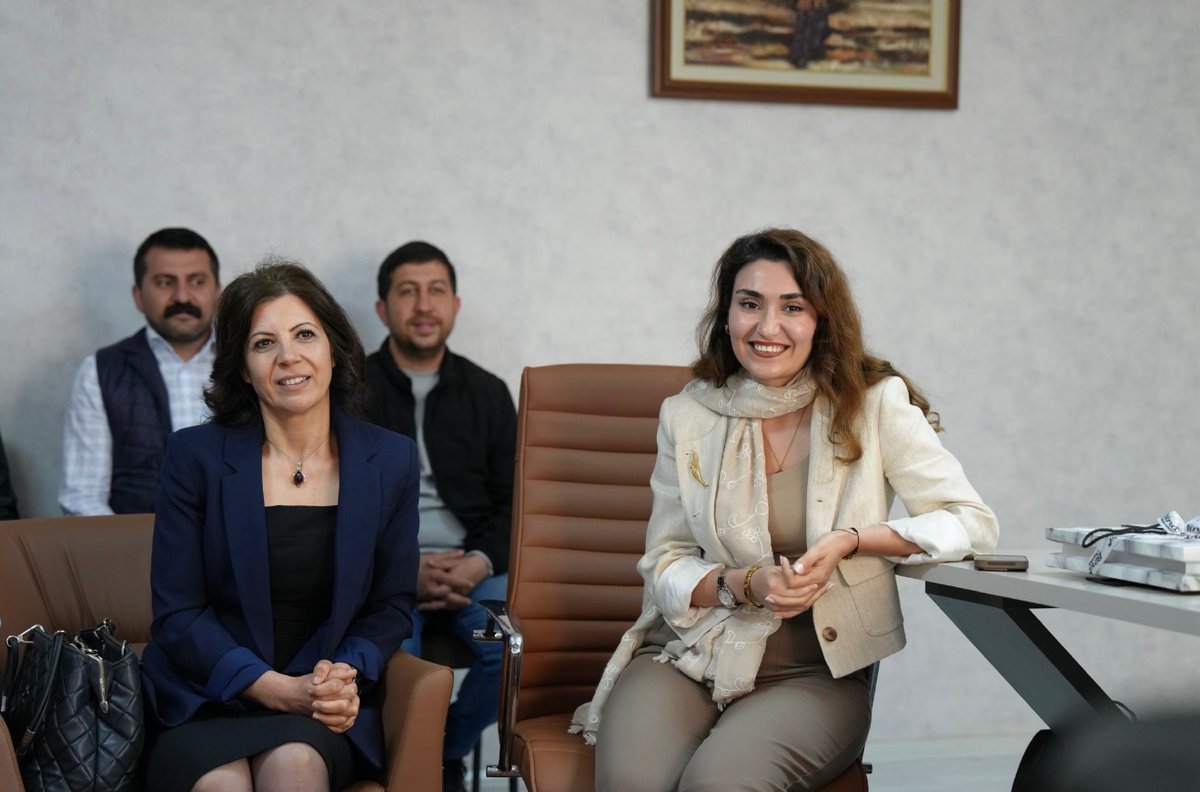 Amedikk's tweet photo. Sur Belediyesi Eşbaşkanları Gulan Fatma Önkol ve Adnan Örhan ile Belediye Meclis Üyeleri ,TMMOB Amed İl Koordinasyon Kurulumuzu ziyaret ettiler . Nazik ziyaretleri için teşekkür ederiz . https://t.co/H2qiEnrj8i