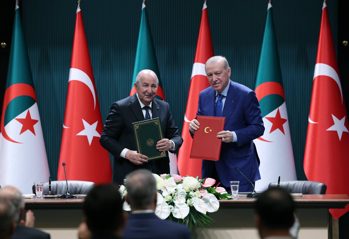 Akparti's tweet photo. "Cezayir ile iş birliğimizi birçok stratejik alanda geliştirmekte kararlıyız.”

Cumhurbaşkanımız Sayın Recep Tayyip Erdoğan, Cezayir Cumhurbaşkanı Abdülmecid Tebbun ile çeşitli alanlardaki anlaşmaların imza töreninin ardından ortak basın toplantısı düzenledi. https://t.co/aeQzYvGZEo