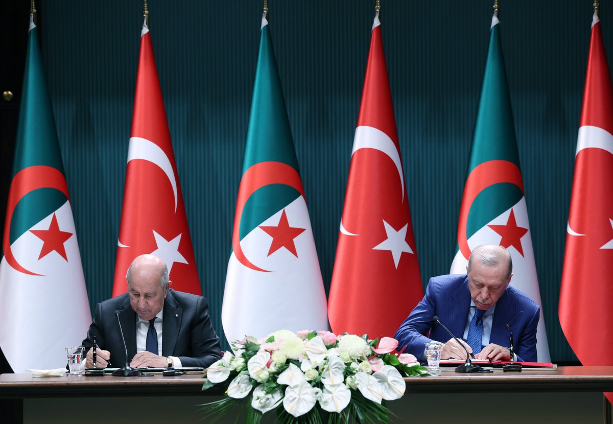 Akparti's tweet photo. "Cezayir ile iş birliğimizi birçok stratejik alanda geliştirmekte kararlıyız.”

Cumhurbaşkanımız Sayın Recep Tayyip Erdoğan, Cezayir Cumhurbaşkanı Abdülmecid Tebbun ile çeşitli alanlardaki anlaşmaların imza töreninin ardından ortak basın toplantısı düzenledi. https://t.co/aeQzYvGZEo