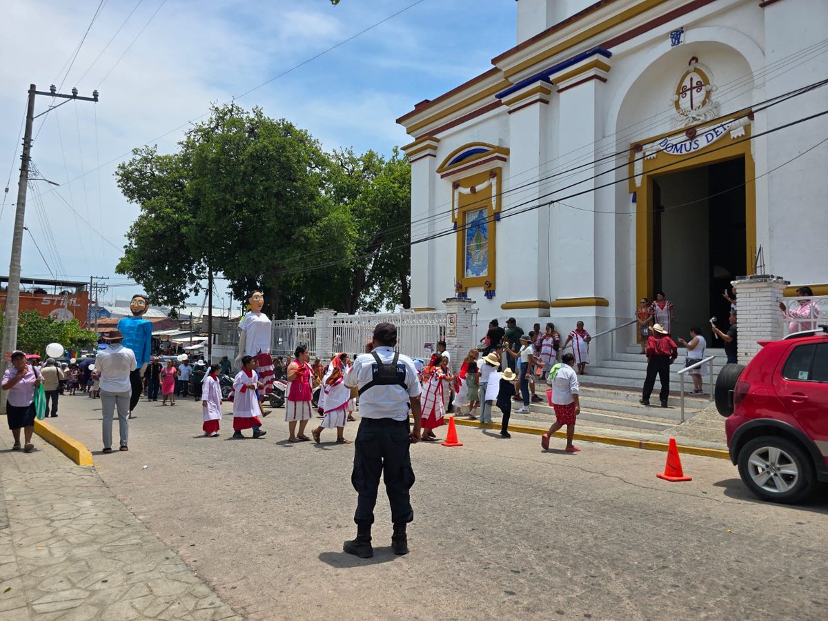 PolVial_GobOax's tweet photo. 🚔👮🏾♂️Brindamos apoyo y protección vial a una calenda que recorrió las principales calles de Santiago #Jamiltepec para arribar a la iglesia de Santiago Apóstol. #Oaxaca
@GobOax @salomonj @FelixQuirozJ @ToryLopezS https://t.co/jRbLau5QqD