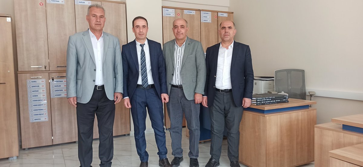 HTultak's tweet photo. Bayındır Memur-Sen Bitlis İl Yönetimi olarak, Güroymak Tapu Müdürümüz sayın Sebahattin ORAKÇI ve Hizan  Tapu Müdürümüz sayın Polat KARATAŞ "a hayırlı olsun ziyaretinde bulunduk..  Yeni görevlerlerinde başarılar dileriz. https://t.co/q5CdsKchea
