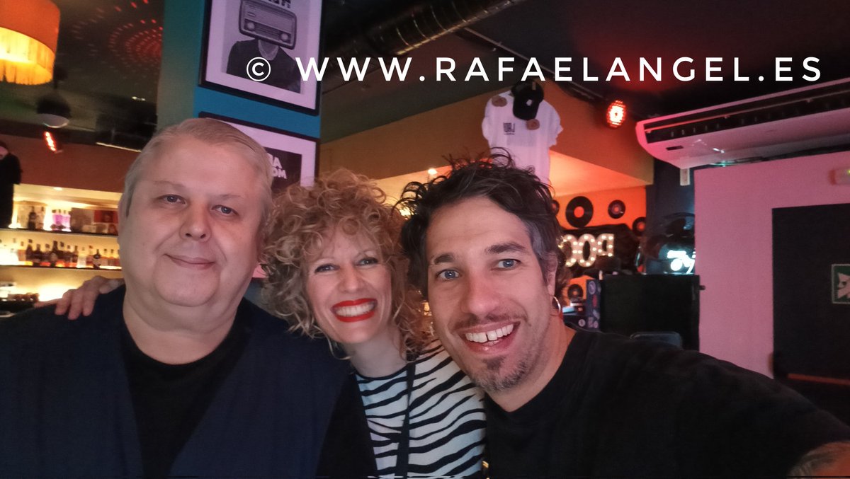 pressnet's tweet photo. Con Carol y Daniel, propietarios del Lady Drama #LadyDrama. Durante el Poetry Slam Sevilla #PoetrySlam del 06/05/2026. #Poesía #Sevilla

© Rafael Ángel Fernández Gutiérrez.
https://t.co/i12lTQLcrk
https://t.co/wvV5z8V4Np https://t.co/alENiYYvDn